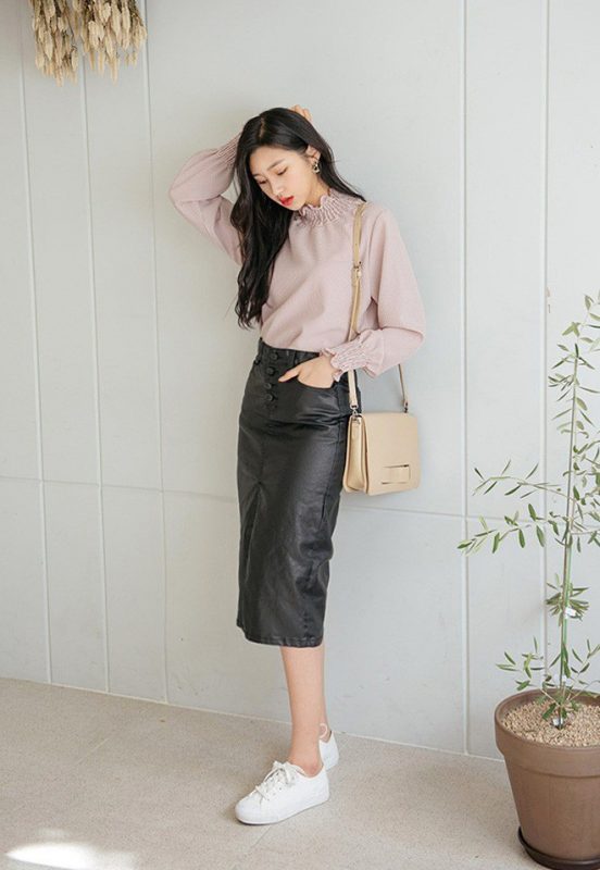 Cách chọn giày đi với chân váy nổi bật hơn